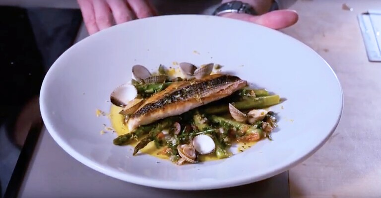 Op de huid gebakken harderfilet met kokkels, gegrilde groene asperges en antiboise