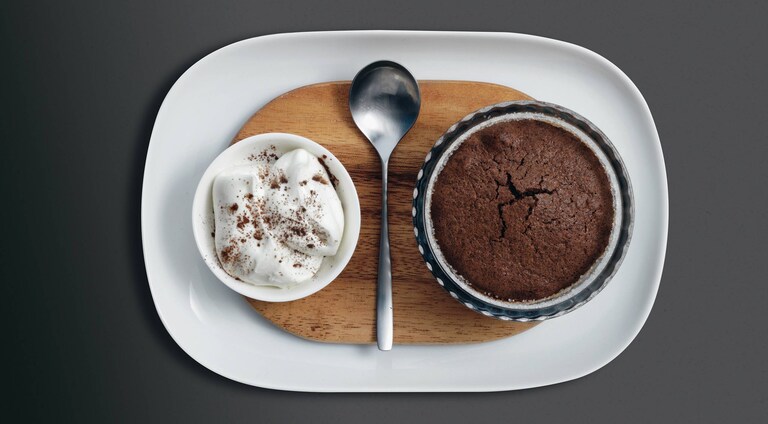 Mini chocoladecakes met mango en kardemom